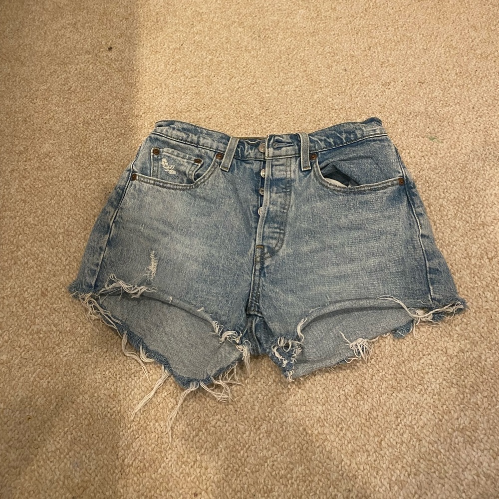 Levi’s 501 shorts (size: 26)